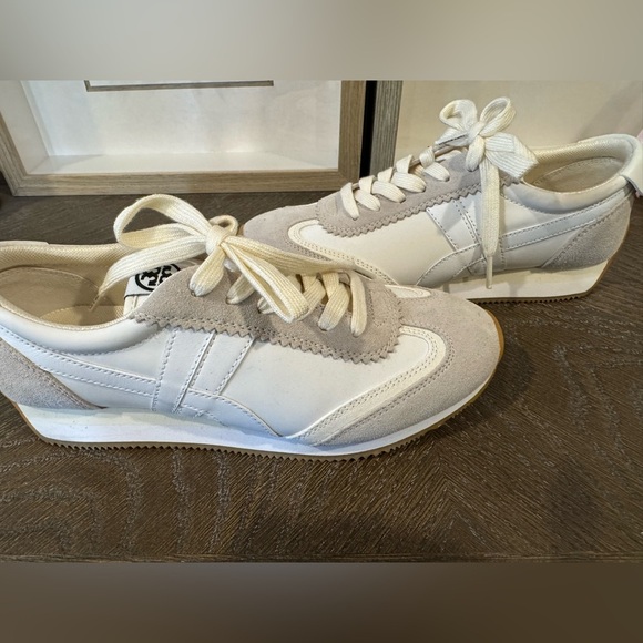 Tory Burch Hank Sneaker. Size 7.5 M. Snow White/Beige. Like New - Picture 6 of 8